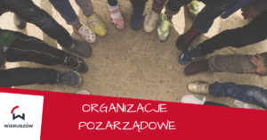 zdjęcie przedstawiające buty osób stojących w kręgu, na dole napis "organizacje pozarządowe"