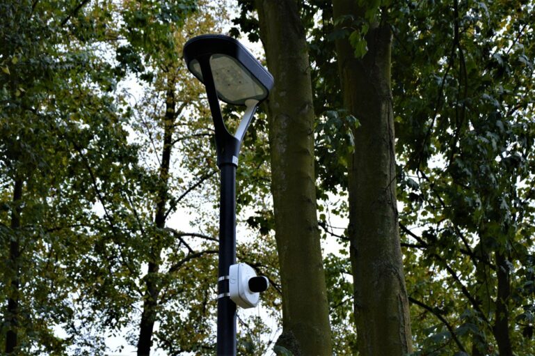kamera razem z lampą miejską w parku przy turbince