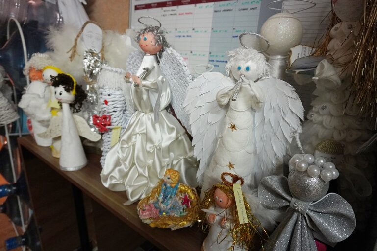 wystawa aniołów w szkole podstawowej