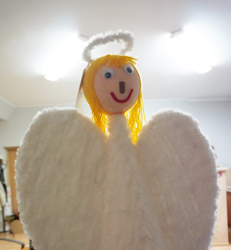 wystawa aniołów w szkole podstawowej