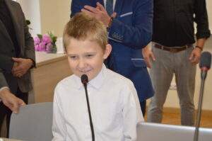 Chłopak wypowiada się przed mikrofonem