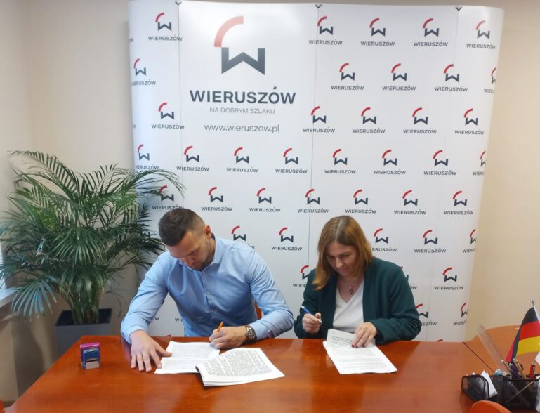 Podpisano umowę na wykonanie remontu drogi gminnej w Kowalówce