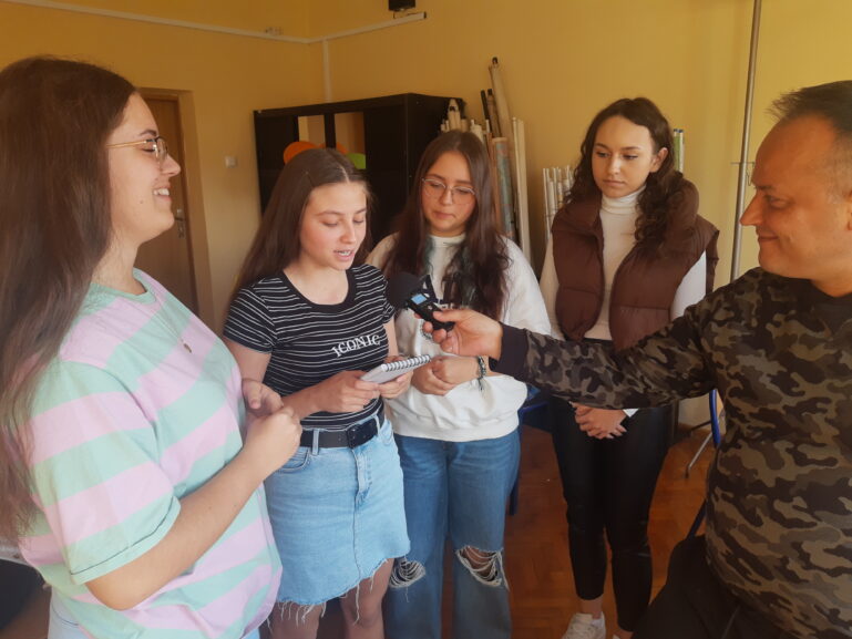 Uczennice na wywiadzie