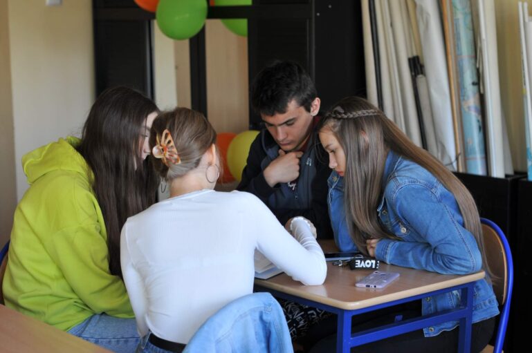 Uczniowie na zajęciach historii