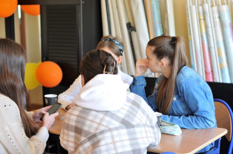 Uczniowie na zajęciach historii