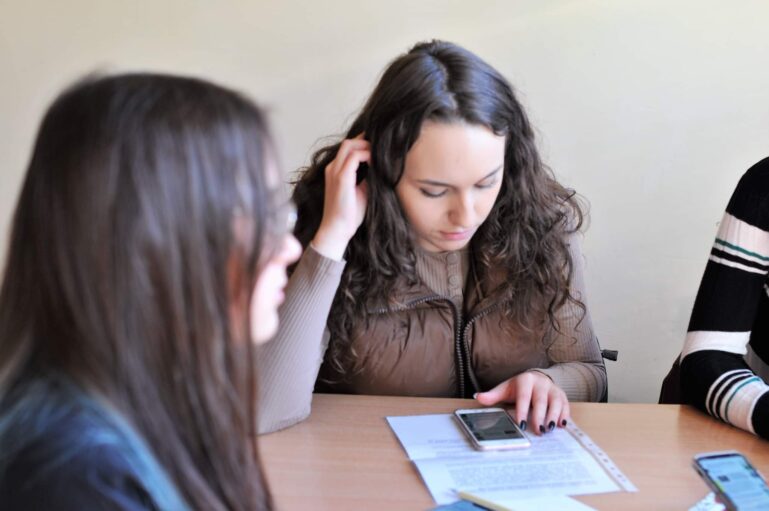 Uczniowie na zajęciach historii