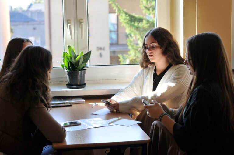 Uczniowie na zajęciach historii