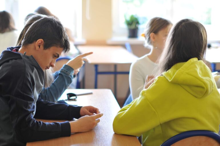 Uczniowie na zajęciach historii