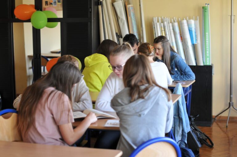 Uczniowie na zajęciach historii