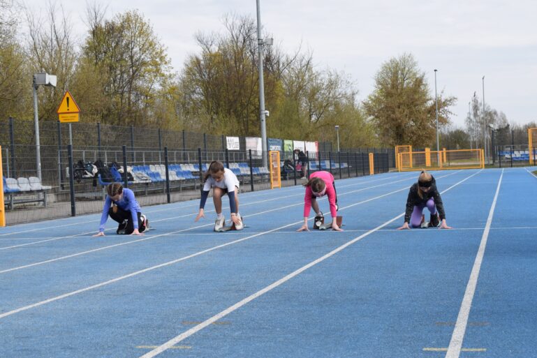 PIERWSZE STARTY WIOSENNE Z CYKLU CZWARTKI LEKKOATLETYCZNE W EDYCJI 2025/2026